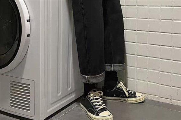 直筒牛仔褲什么顏色好看 直筒牛仔褲流行什么顏色 直筒牛仔褲什么顏色好看 直筒牛仔褲流行什么顏色