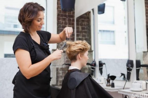 頭發(fā)開叉怎么辦 頭發(fā)嚴重分叉怎么處理 頭發(fā)開叉怎么辦 頭發(fā)嚴重分叉怎么處理