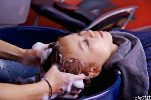 燙的頭發(fā)太蓬了怎么辦 頭發(fā)燙后太蓬緊急處理 燙的頭發(fā)太蓬了怎么辦 頭發(fā)燙后太蓬緊急處理