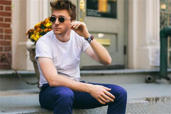 男生夏天穿什么顏色衣服好看 男生穿什么顏色短袖百搭 男生夏天穿什么顏色衣服好看 男生穿什么顏色短袖百搭