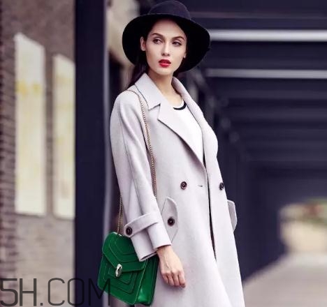 羊毛大衣會(huì)粘毛嗎？羊毛大衣粘毛怎么辦？