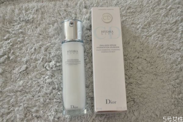 精華是在水乳前還是后 精華和水乳的使用順序 精華是在水乳前還是后 精華和水乳的使用順序