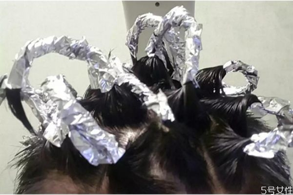 錫紙燙后多久洗頭 錫紙燙洗頭洗多了會不會變回原樣 錫紙燙后多久洗頭 錫紙燙洗頭洗多了會不會變回原樣