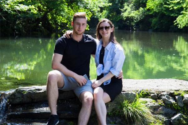 男朋友喜歡捏我臉表示什么 男朋友喜歡摸臉是什么意思 男朋友喜歡捏我臉表示什么 男朋友喜歡摸臉是什么意思