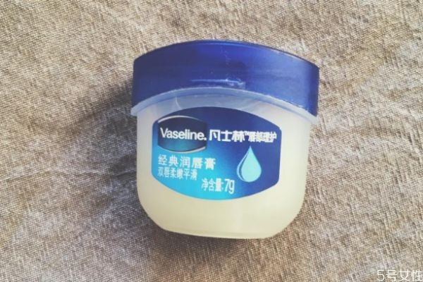 凡士林唇膏的功效 凡士林唇膏的作用 凡士林唇膏的功效 凡士林唇膏的作用