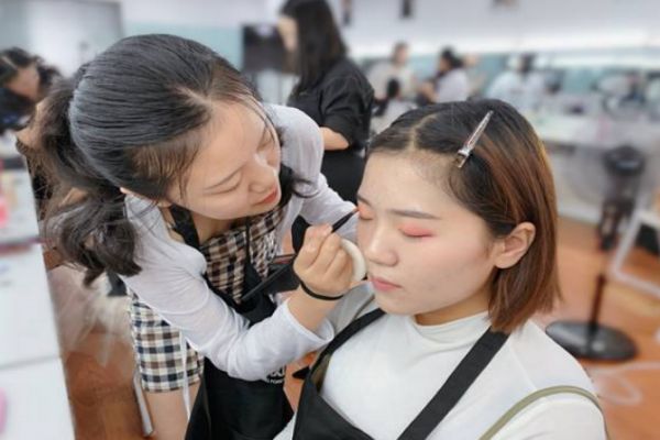 油性皮膚淡妝化妝步驟 油性皮膚怎么化淡妝 油性皮膚淡妝化妝步驟 油性皮膚怎么化淡妝