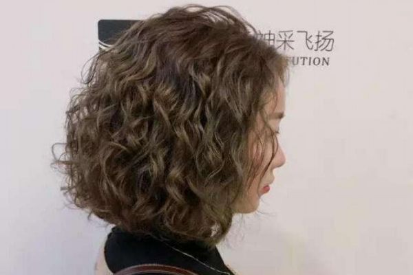 燙了羊毛卷如何打理 羊毛卷適合染什么顏色 燙了羊毛卷如何打理 羊毛卷適合染什么顏色