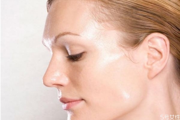 油性皮膚造成的原因 為什么會產(chǎn)生油性皮膚 油性皮膚造成的原因 為什么會產(chǎn)生油性皮膚