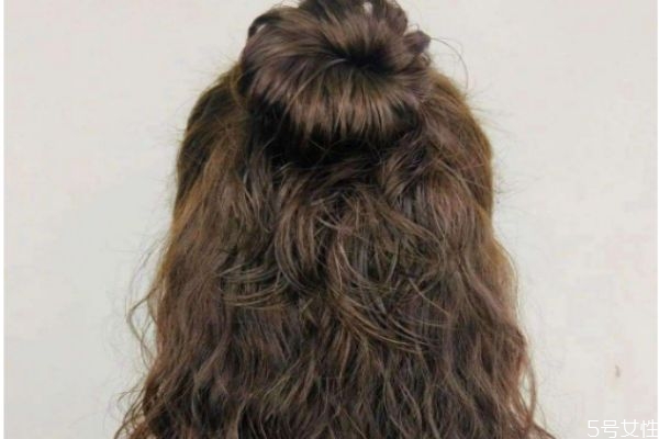 燙了羊毛卷如何打理 羊毛卷適合染什么顏色 燙了羊毛卷如何打理 羊毛卷適合染什么顏色