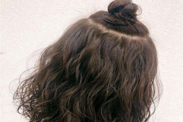 燙了羊毛卷如何打理 羊毛卷適合染什么顏色 燙了羊毛卷如何打理 羊毛卷適合染什么顏色