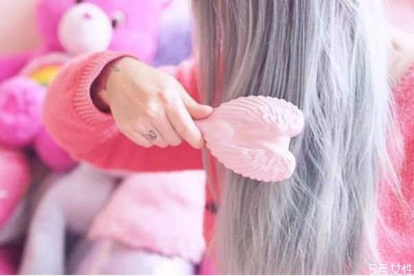 頭發(fā)又軟又油怎么辦 頭發(fā)又軟又油應(yīng)該用什么洗發(fā)水 頭發(fā)又軟又油怎么辦 頭發(fā)又軟又油應(yīng)該用什么洗發(fā)水