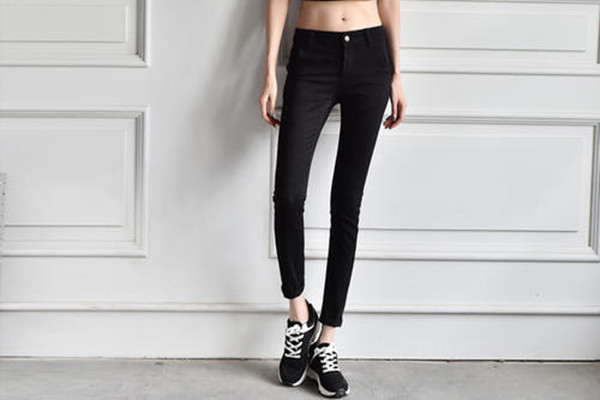 黑色牛仔褲配什么鞋好看 黑色牛仔褲的搭配方法 黑色牛仔褲配什么鞋好看 黑色牛仔褲的搭配方法