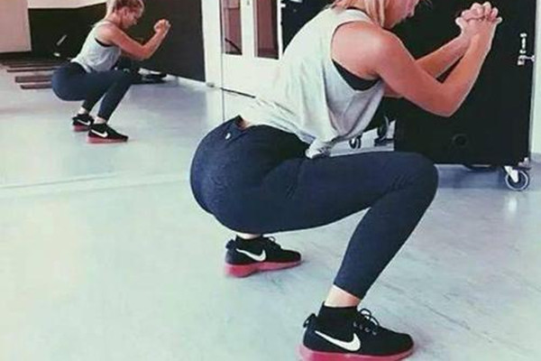 每天徒手深蹲能塑形嗎 深蹲對臀部肌肉有刺激嗎 每天徒手深蹲能塑形嗎 深蹲對臀部肌肉有刺激嗎