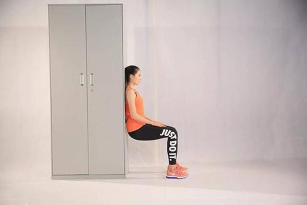 靠墻深蹲能塑形嗎 靠墻深蹲怎么做 靠墻深蹲能塑形嗎 靠墻深蹲怎么做