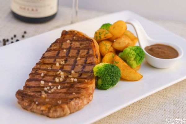 如何自制西冷牛排 西冷牛排的美味做法 如何自制西冷牛排 西冷牛排的美味做法