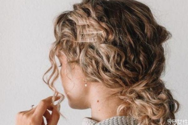 用卷發(fā)棒可以維持多久 這樣做讓卷發(fā)維持更長時間 用卷發(fā)棒可以維持多久 這樣做讓卷發(fā)維持更長時間