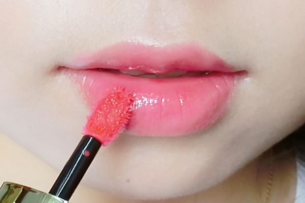 唇釉怎么涂才能均勻 唇釉怎么用不干和黏 唇釉怎么涂才能均勻 唇釉怎么用不干和黏