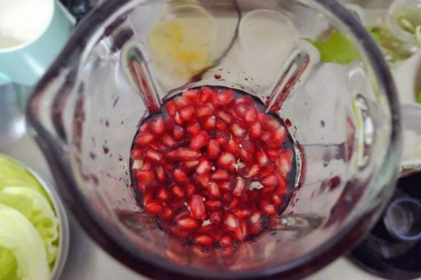 石榴汁應(yīng)該怎么榨 榨石榴汁的簡(jiǎn)單方法 石榴汁應(yīng)該怎么榨 榨石榴汁的簡(jiǎn)單方法