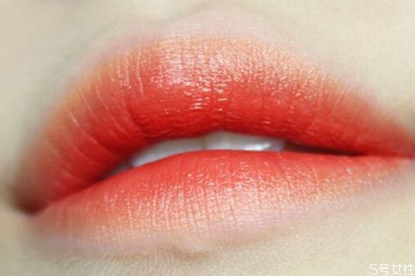 咬唇妝的白色的是什么 咬唇妝用口紅還是唇彩 咬唇妝的白色的是什么 咬唇妝用口紅還是唇彩