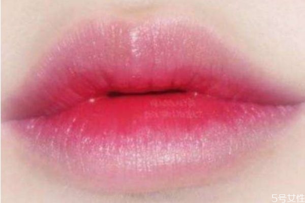 咬唇妝的白色的是什么 咬唇妝用口紅還是唇彩 咬唇妝的白色的是什么 咬唇妝用口紅還是唇彩