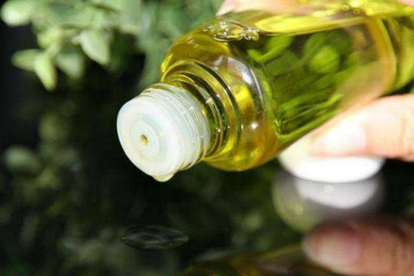 卸妝油進(jìn)眼睛怎么辦 卸妝油進(jìn)眼睛傷害多大 卸妝油進(jìn)眼睛怎么辦 卸妝油進(jìn)眼睛傷害多大