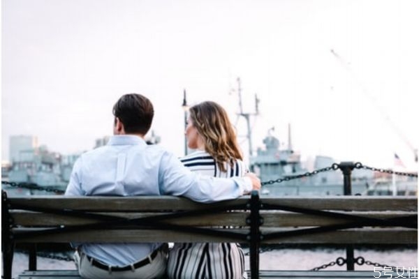 夫妻分房睡傷害的是誰(shuí) 長(zhǎng)期分房睡的夫妻關(guān)系 夫妻分房睡傷害的是誰(shuí) 長(zhǎng)期分房睡的夫妻關(guān)系