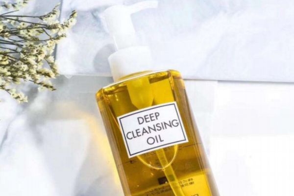 卸妝油進(jìn)眼睛怎么辦 卸妝油進(jìn)眼睛傷害多大 卸妝油進(jìn)眼睛怎么辦 卸妝油進(jìn)眼睛傷害多大