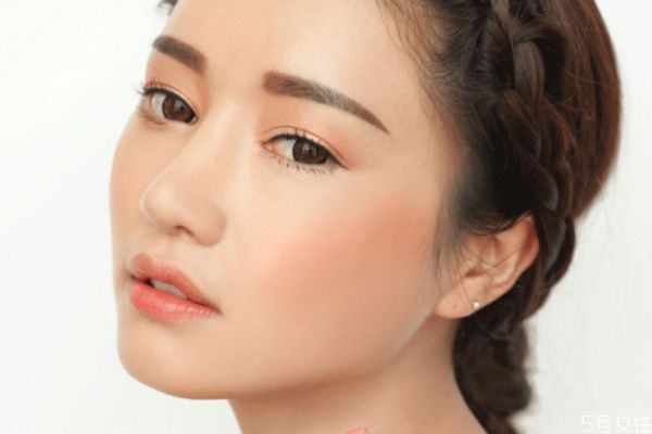 韓式裸妝怎么挑選粉底液 韓式裸妝的畫法 韓式裸妝怎么挑選粉底液 韓式裸妝的畫法