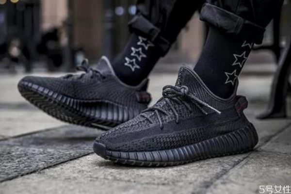 yeezy前面擠腳怎么辦 yeezy前面擠腳怎么解決 yeezy前面擠腳怎么辦 yeezy前面擠腳怎么解決