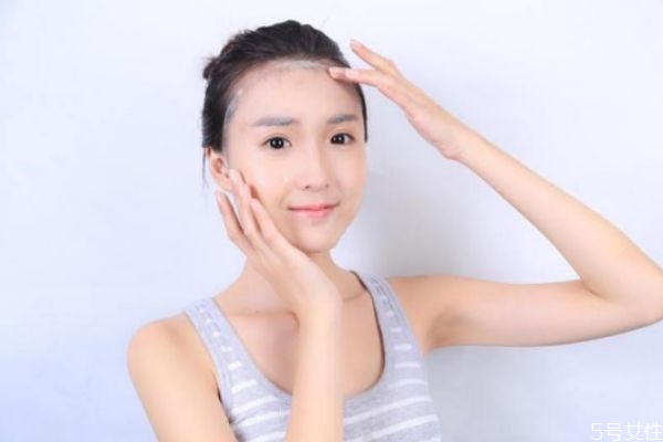 洗臉的時候臉上搓泥 臉上搓泥怎么回事 洗臉的時候臉上搓泥 臉上搓泥怎么回事