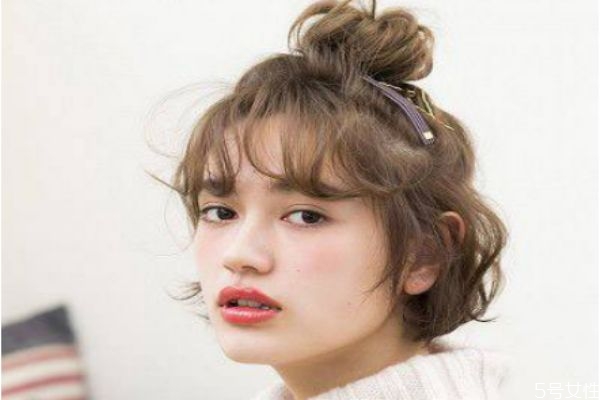 臉上的粉底為什么一摸就掉 臉上的粉底一摸就掉怎么辦 臉上的粉底為什么一摸就掉 臉上的粉底一摸就掉怎么辦