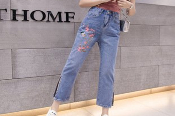 直筒牛仔褲適合什么鞋 直筒牛仔褲搭配什么鞋好看 直筒牛仔褲適合什么鞋 直筒牛仔褲搭配什么鞋好看