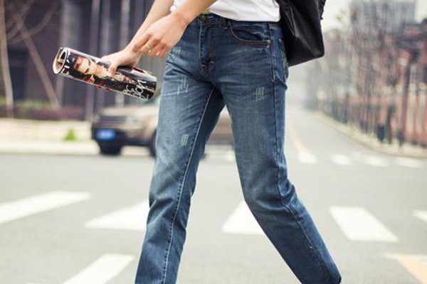 男生直筒牛仔褲怎么搭配 男生直筒牛仔褲的搭配方法 男生直筒牛仔褲怎么搭配 男生直筒牛仔褲的搭配方法
