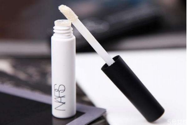 眼部容易暈妝怎么辦 眼部容易暈妝怎么解決 眼部容易暈妝怎么辦 眼部容易暈妝怎么解決