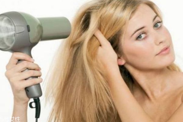 吹風(fēng)機會把頭發(fā)吹干燥嗎 怎么正確吹頭發(fā) 吹風(fēng)機會把頭發(fā)吹干燥嗎 怎么正確吹頭發(fā)