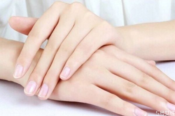 美甲第一步驟先用什么 普通指甲油可以用美甲燈烤嗎 美甲第一步驟先用什么 普通指甲油可以用美甲燈烤嗎