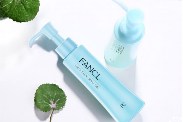 卸妝油真的能去粉刺嗎 卸妝油怎么去粉刺 卸妝油真的能去粉刺嗎 卸妝油怎么去粉刺