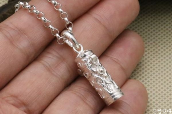 白銀項鏈為什么會變色 白銀項鏈變色的原因 白銀項鏈為什么會變色 白銀項鏈變色的原因