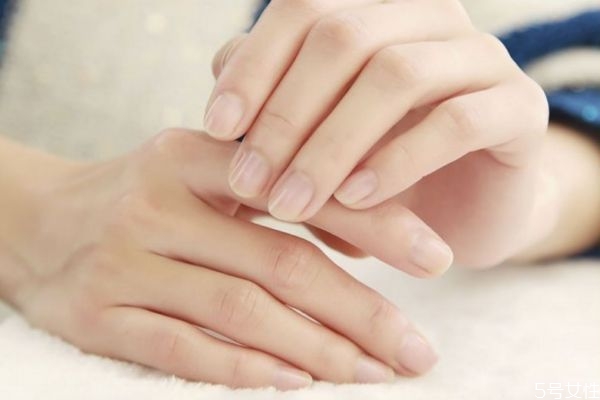 美甲第一步驟先用什么 普通指甲油可以用美甲燈烤嗎 美甲第一步驟先用什么 普通指甲油可以用美甲燈烤嗎
