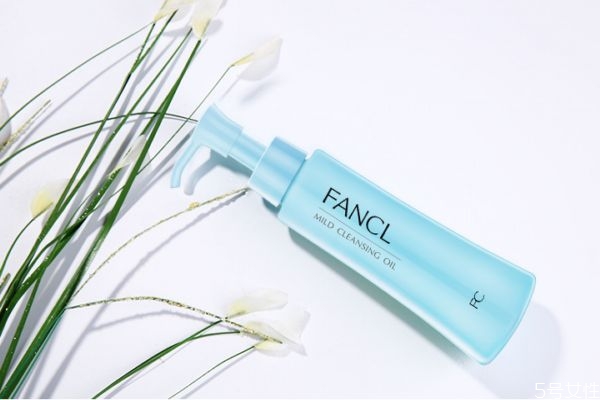 卸妝油真的能去粉刺嗎 卸妝油怎么去粉刺 卸妝油真的能去粉刺嗎 卸妝油怎么去粉刺