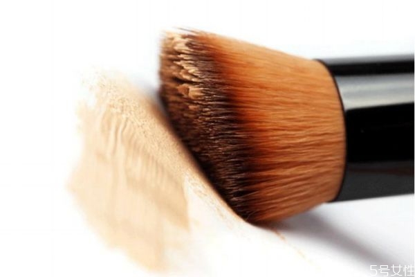 粉底刷和海綿的區(qū)別 粉底刷好還是海綿蛋好 粉底刷和海綿的區(qū)別 粉底刷好還是海綿蛋好