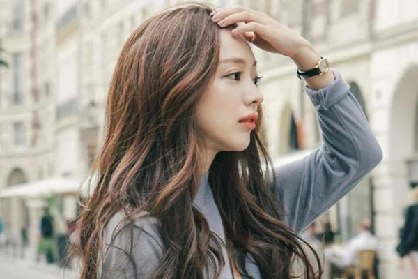 頭發(fā)多還自然卷適合做什么發(fā)型 頭發(fā)多還自然卷適合燙發(fā)嗎 頭發(fā)多還自然卷適合做什么發(fā)型 頭發(fā)多還自然卷適合燙發(fā)嗎