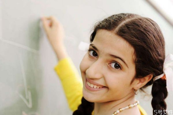 小學(xué)女生適合什么發(fā)型 小學(xué)女生什么發(fā)型合適 小學(xué)女生適合什么發(fā)型 小學(xué)女生什么發(fā)型合適