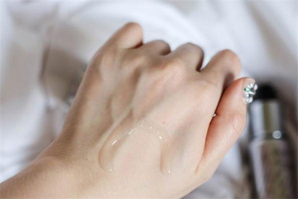 黛珂曲酸美白精華適合敏感肌嗎 黛珂曲酸精華會(huì)長痘嗎