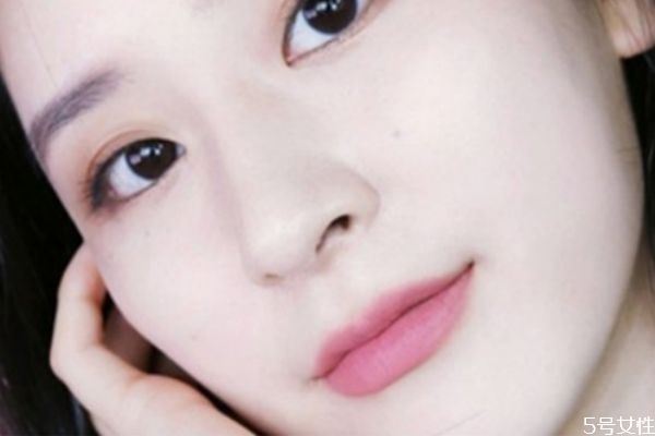 厚嘴唇可以涂豆沙色口紅嗎 嘴巴厚涂口紅的技巧 厚嘴唇可以涂豆沙色口紅嗎 嘴巴厚涂口紅的技巧