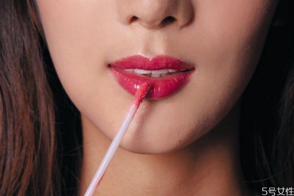 厚嘴唇適合的口紅顏色 嘴唇厚忌什么顏色口紅 厚嘴唇適合的口紅顏色 嘴唇厚忌什么顏色口紅