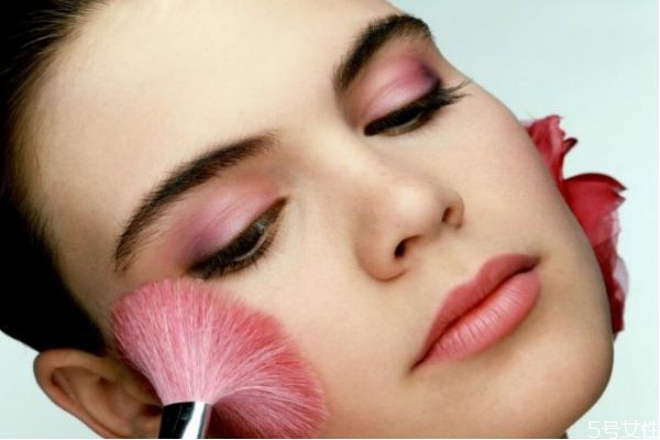 高光口紅適合哪些妝容 化妝一定要上高光嗎 高光口紅適合哪些妝容 化妝一定要上高光嗎