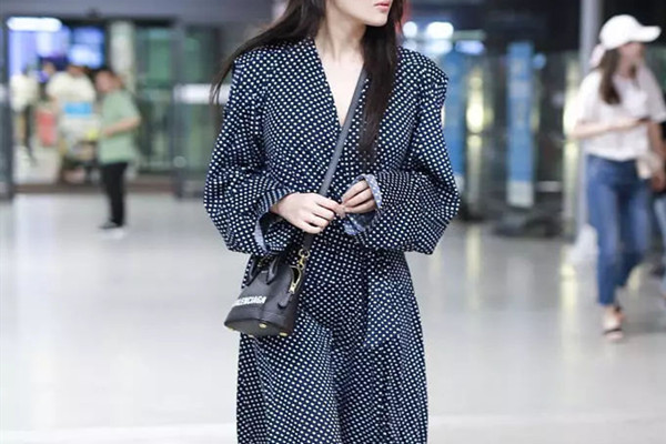 黑色波點(diǎn)裙怎么搭配上衣 黑色波點(diǎn)裙的搭配方法 黑色波點(diǎn)裙怎么搭配上衣 黑色波點(diǎn)裙的搭配方法