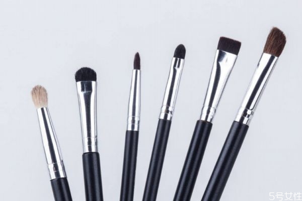 散粉可以使用什么上妝 可以用什么工具使用散粉 散粉可以使用什么上妝 可以用什么工具使用散粉