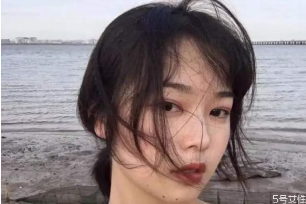 女生向男生表白的暗示 女生表白應(yīng)該怎么暗示 女生向男生表白的暗示 女生表白應(yīng)該怎么暗示